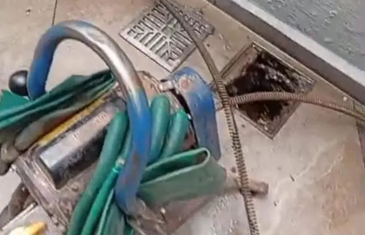 Desentupimento caixa esgoto: profissionais - Ação Desentupira (11) 9 5810-8234: emergência? Ligue agora 24 horas por dia para urgência!