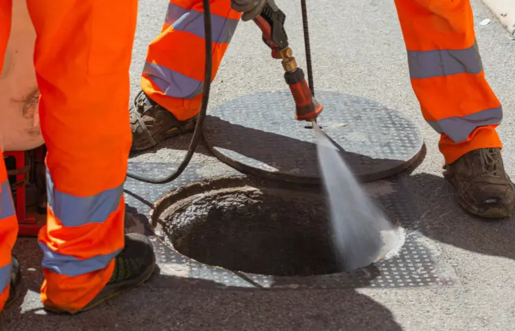 Hidrojateamento: guia completo - Ação Desentupira (11) 9 5810-8234: emergência? Ligue agora 24 horas por dia para urgência!